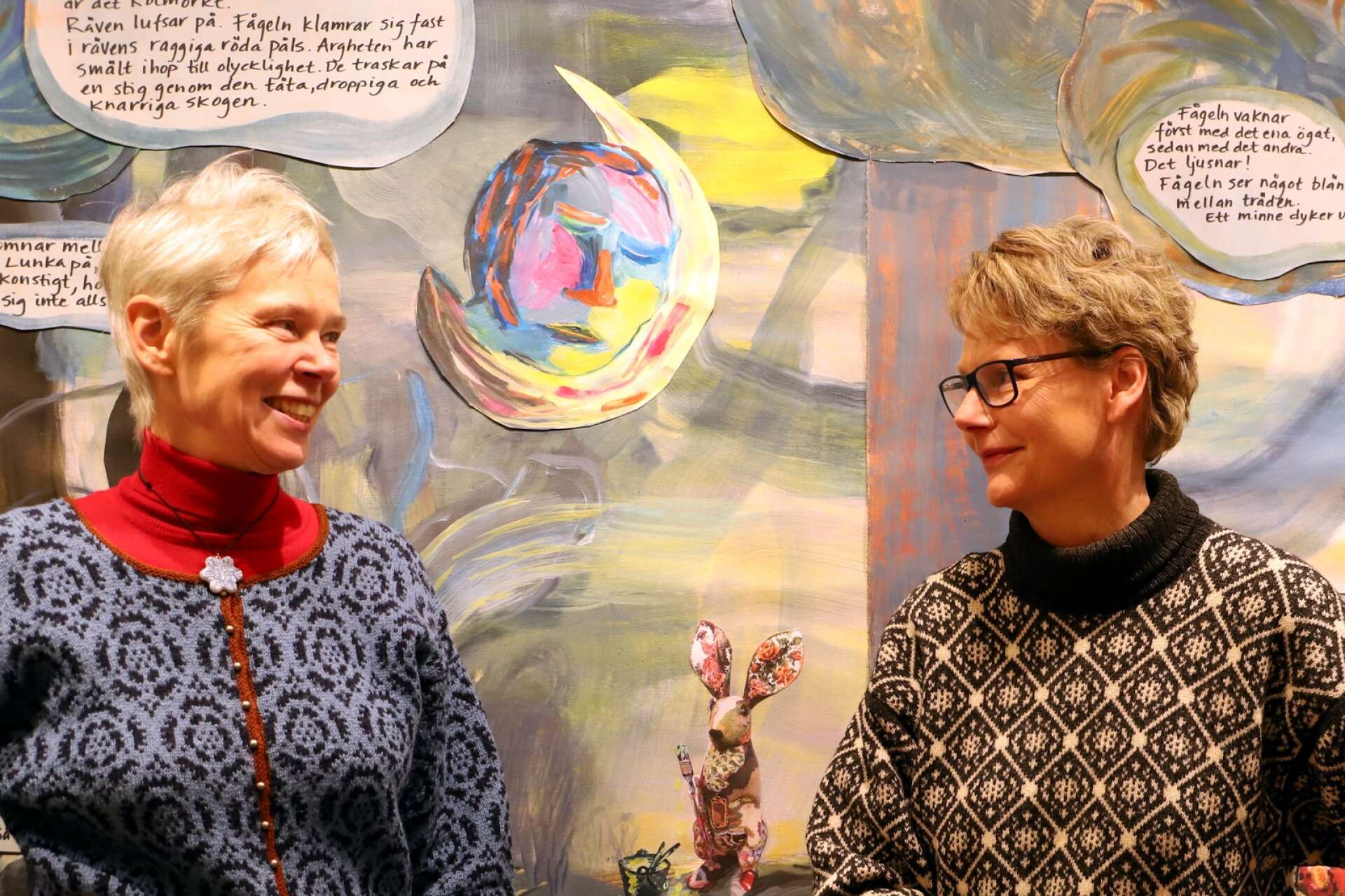 Konstnärerna Kerstin Wessberg och Annika Eriksdotter har skapat en saga med bilder, texter och skulpturer, som nu visas på Naturum i Mariebergsskogen.