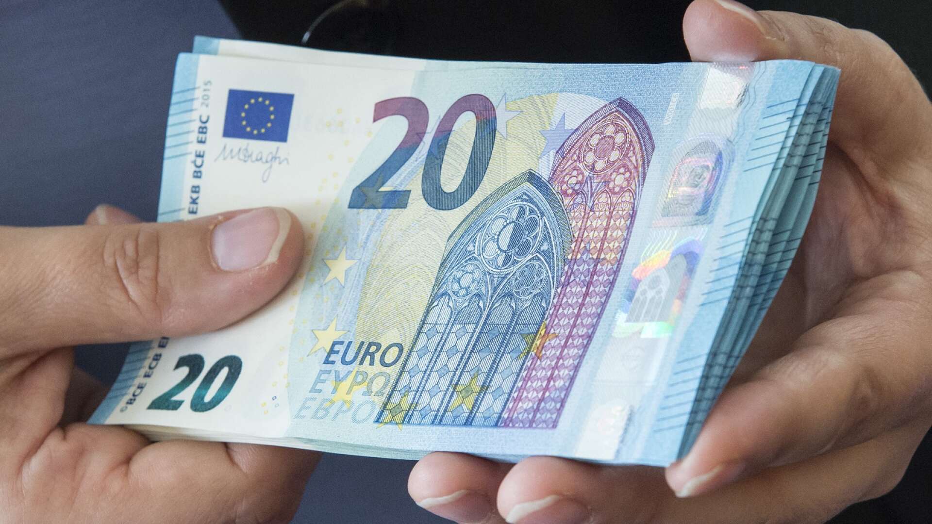 Euron som valuta skulle inte enbart stärka Sveriges handel det skulle också ge oss ökat politiskt inflytande, skriver Dan-Aria Sucuri.