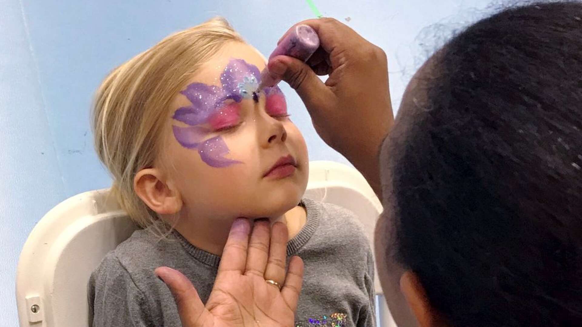 Alla barn hade möjlighet att smycka ansiktet.