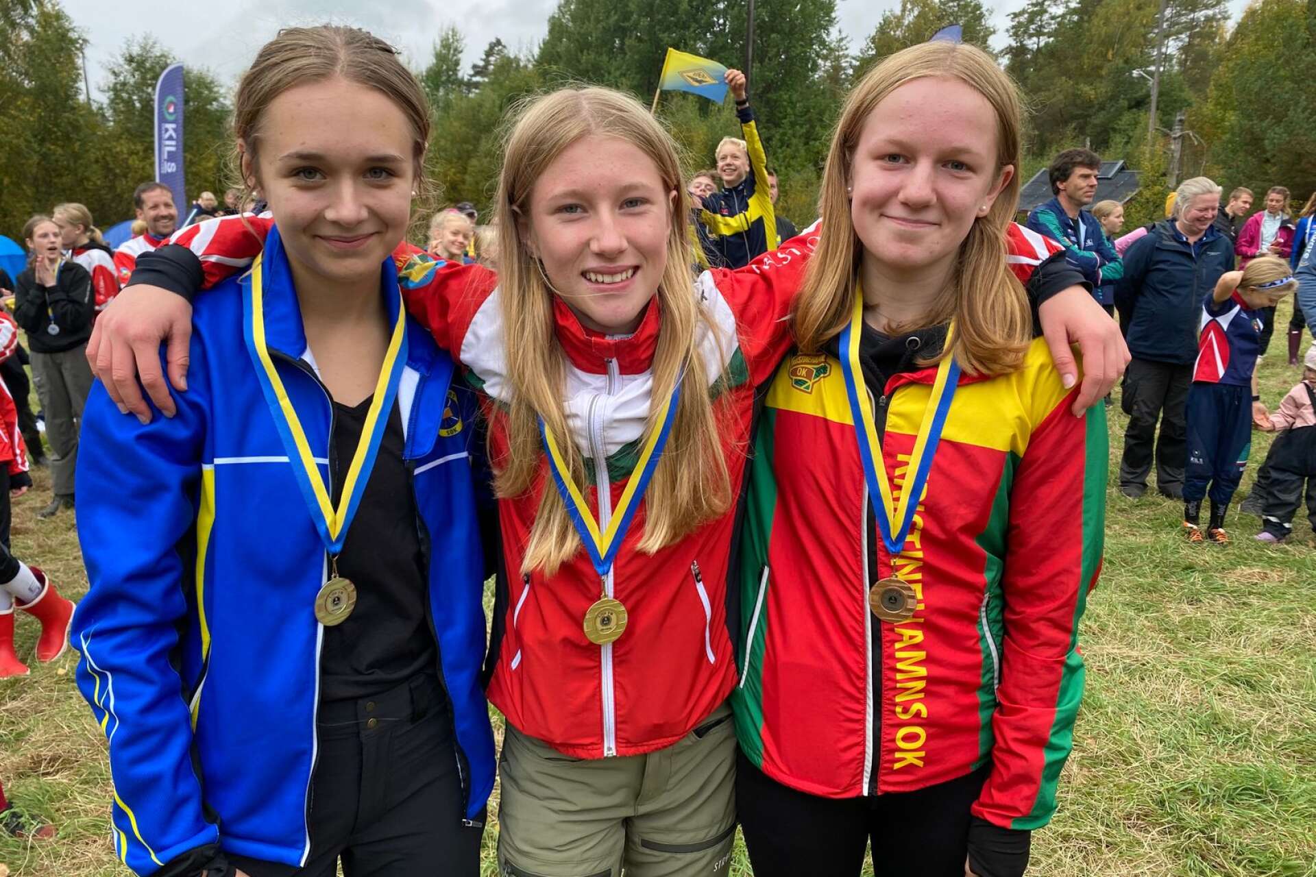 Topptrion i D16 i Lilla-VM: I mitten vinnaren Izabella Ljungberg, till vänster tvåan Felicia Rööhs och till höger trean Agnes Alexandersson.