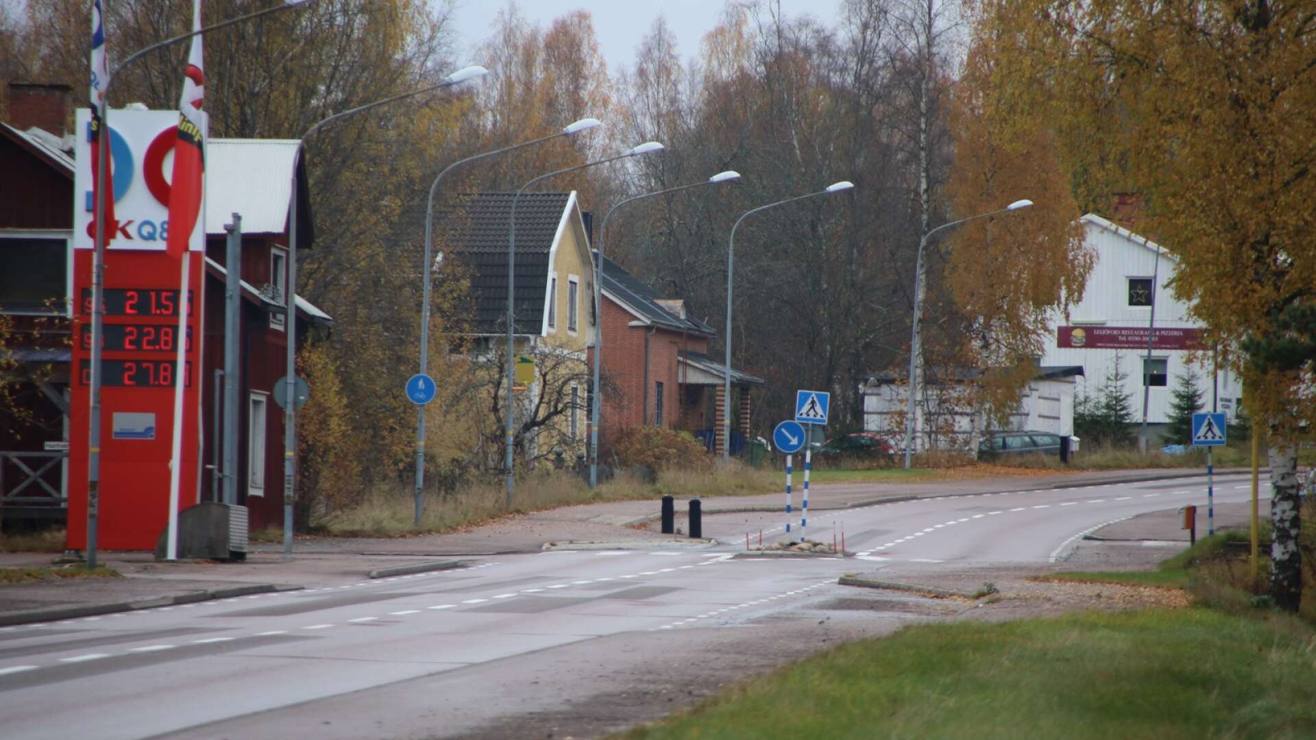Riksväg 26 genom Lesjöfors. 