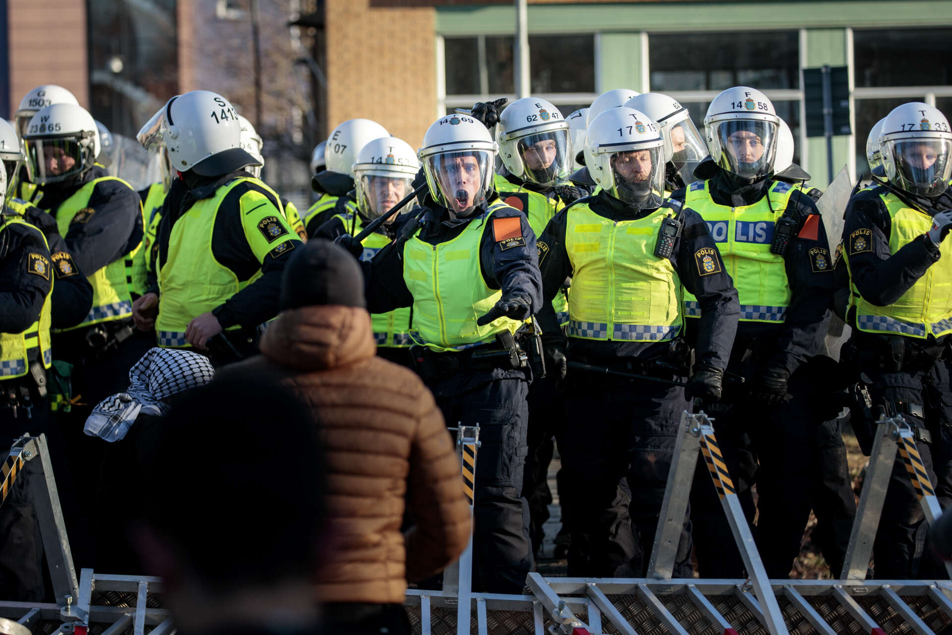 Poliser och motdemonstranter i Örebro under upploppet. Arkivbild.