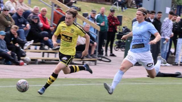 Måns Bernson är den senaste spelaren som har bestämt sig för att fortsätta i Fengersfors IK. Här är han först i hemjobbet mot Vikens Rasmus Facht.