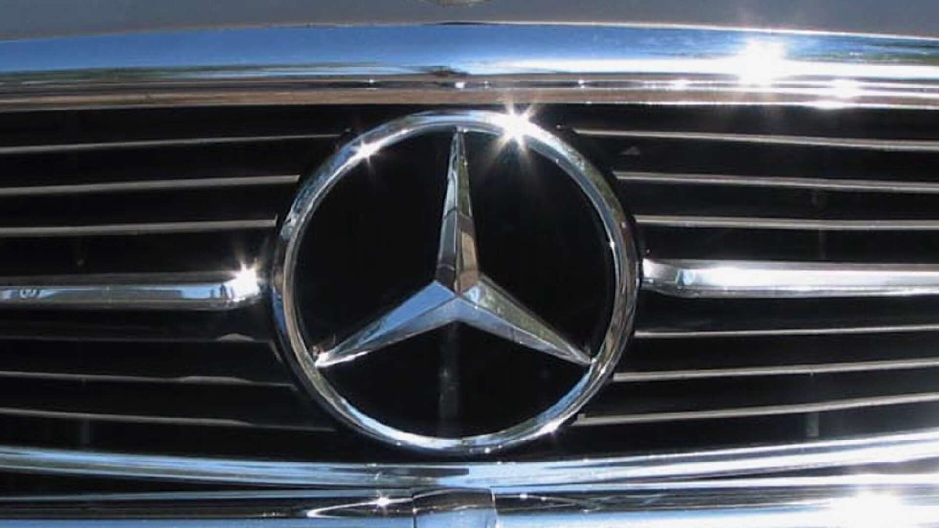 En Mercedes stals i samband med ett inbrott i Skållerud. Senare hittades bilen i ett dike i centrala Mellerud. Arkivbild.
