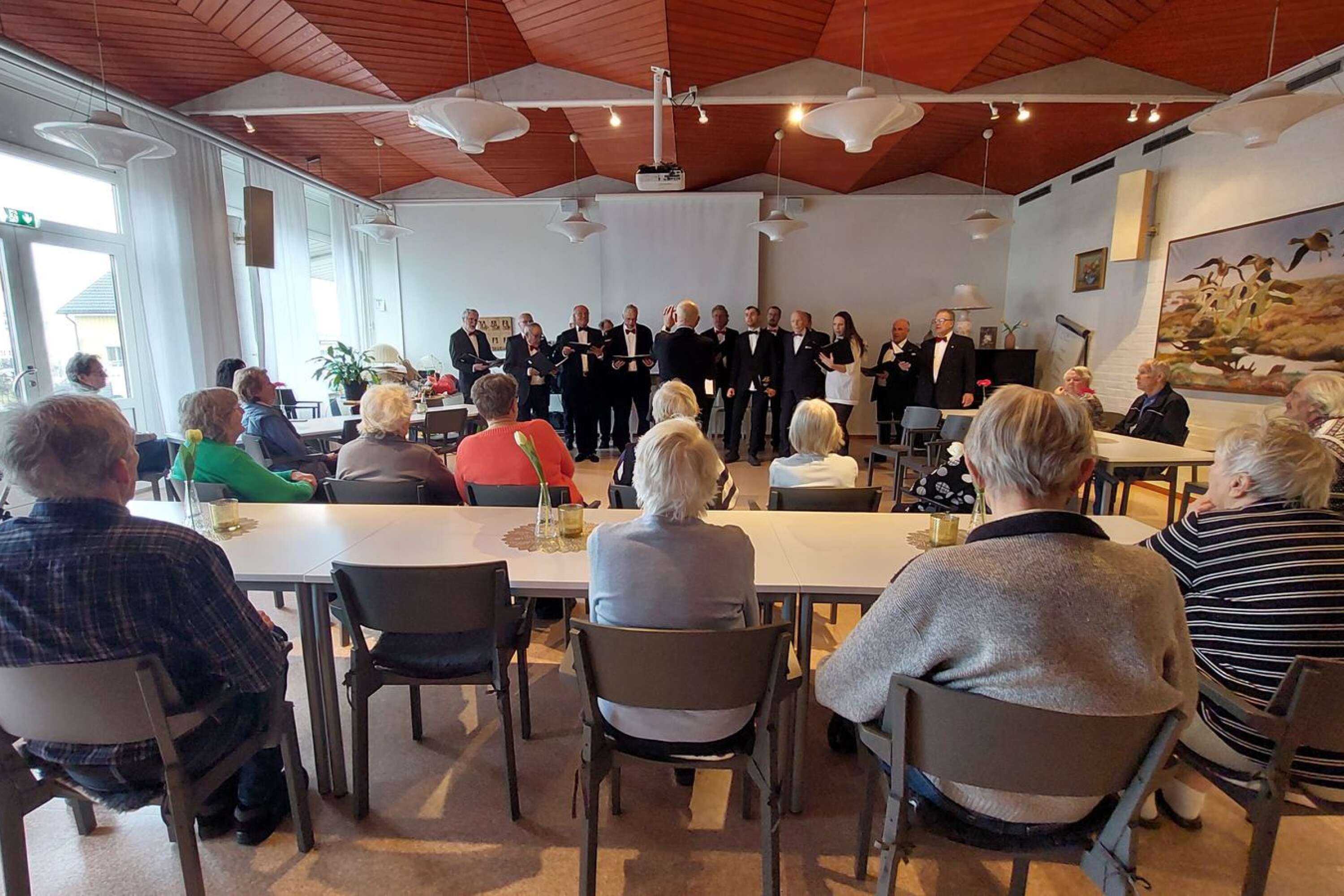 Publiken på Torpdalen lyssnar på Karlskoga sångargille.