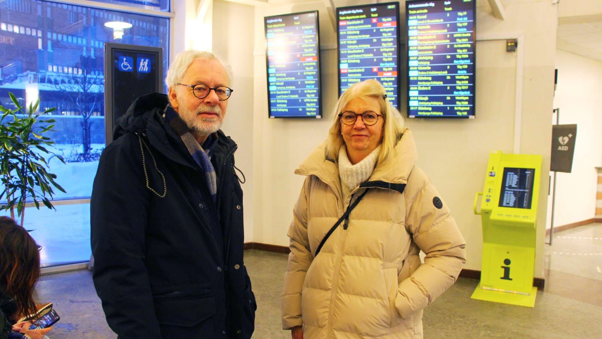 Dan och Annica Gröndahl väntade på ett tåg till Göteborg.