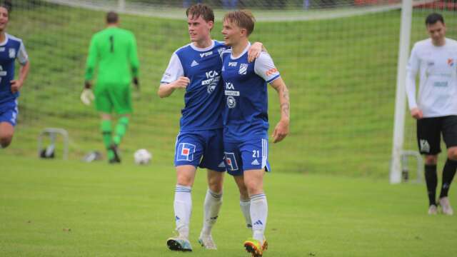 Jacob Keymer (till vänster), Teodor Glad och de andra IFK Mariestad-spelarna kan andas ut. Kontraktet i division tre är säkrat. (ARKIVBILD)