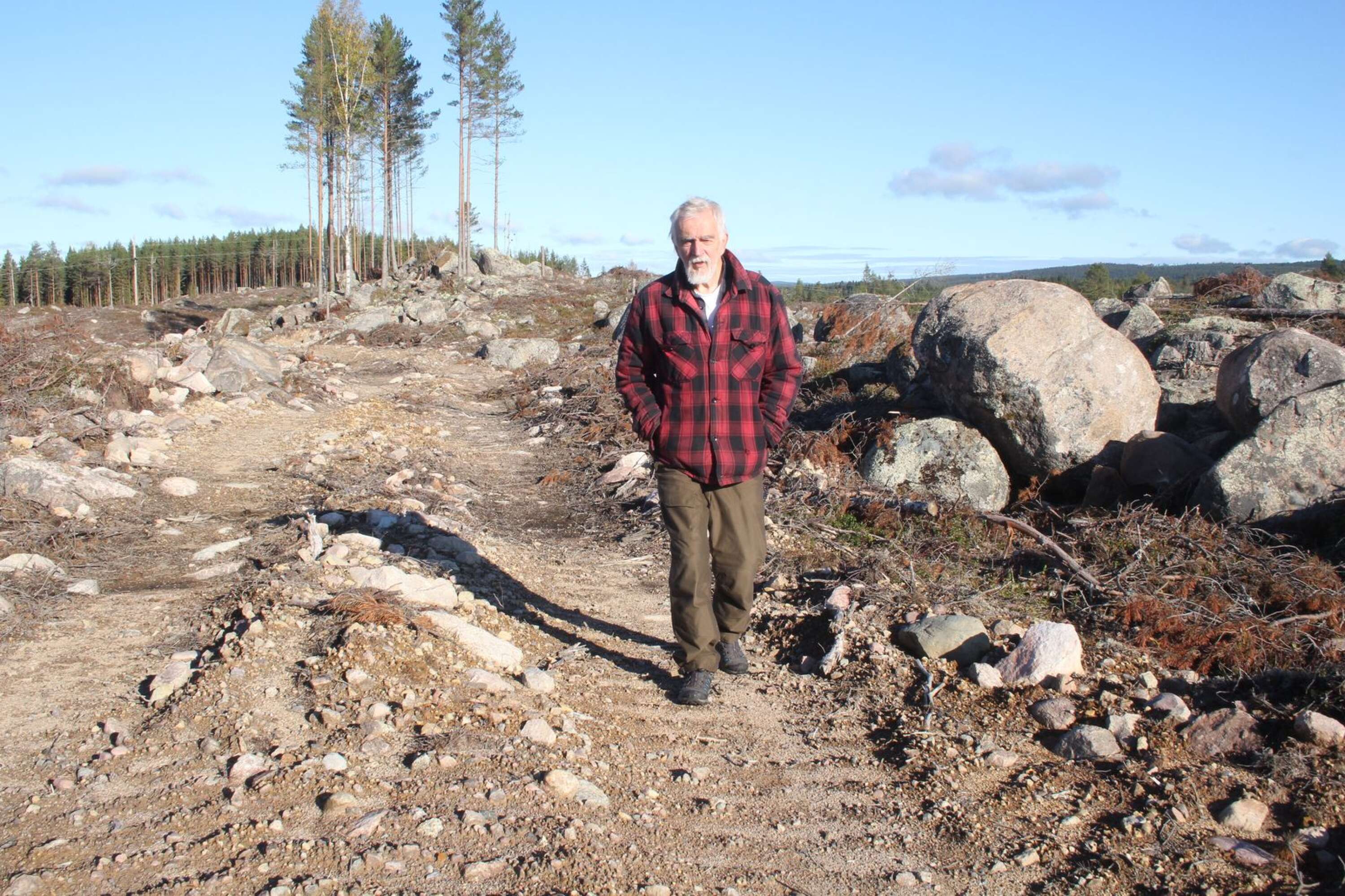 Sven-Erik Karlsson i Gustavsfors har skrivit en bok livet i skogen som inte längre är en skog.