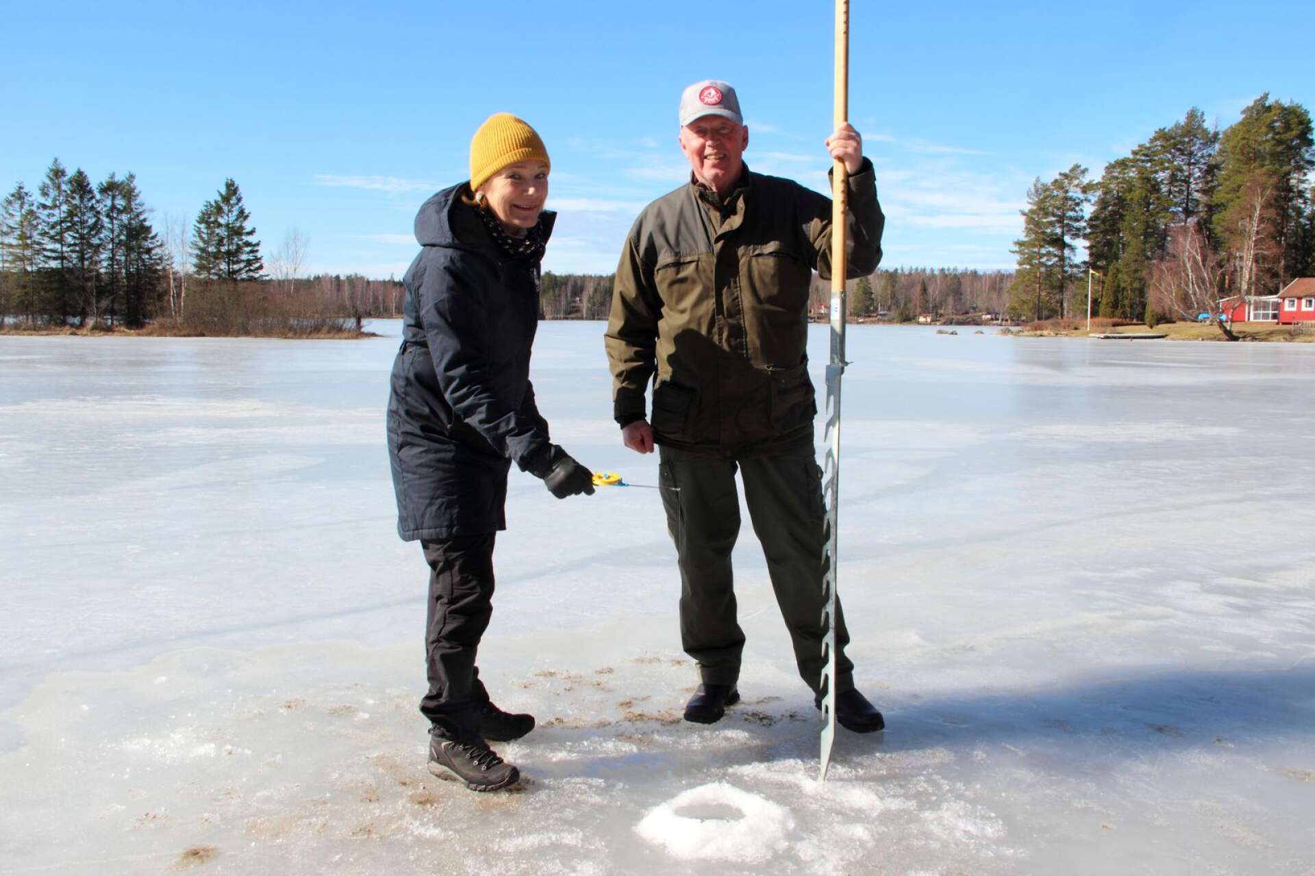 Landshövding Maria Larsson isfiskar på Ölen i Fasaskogen med fiskevårdsområdesföreningens Torbjörn Karlsson förra året.