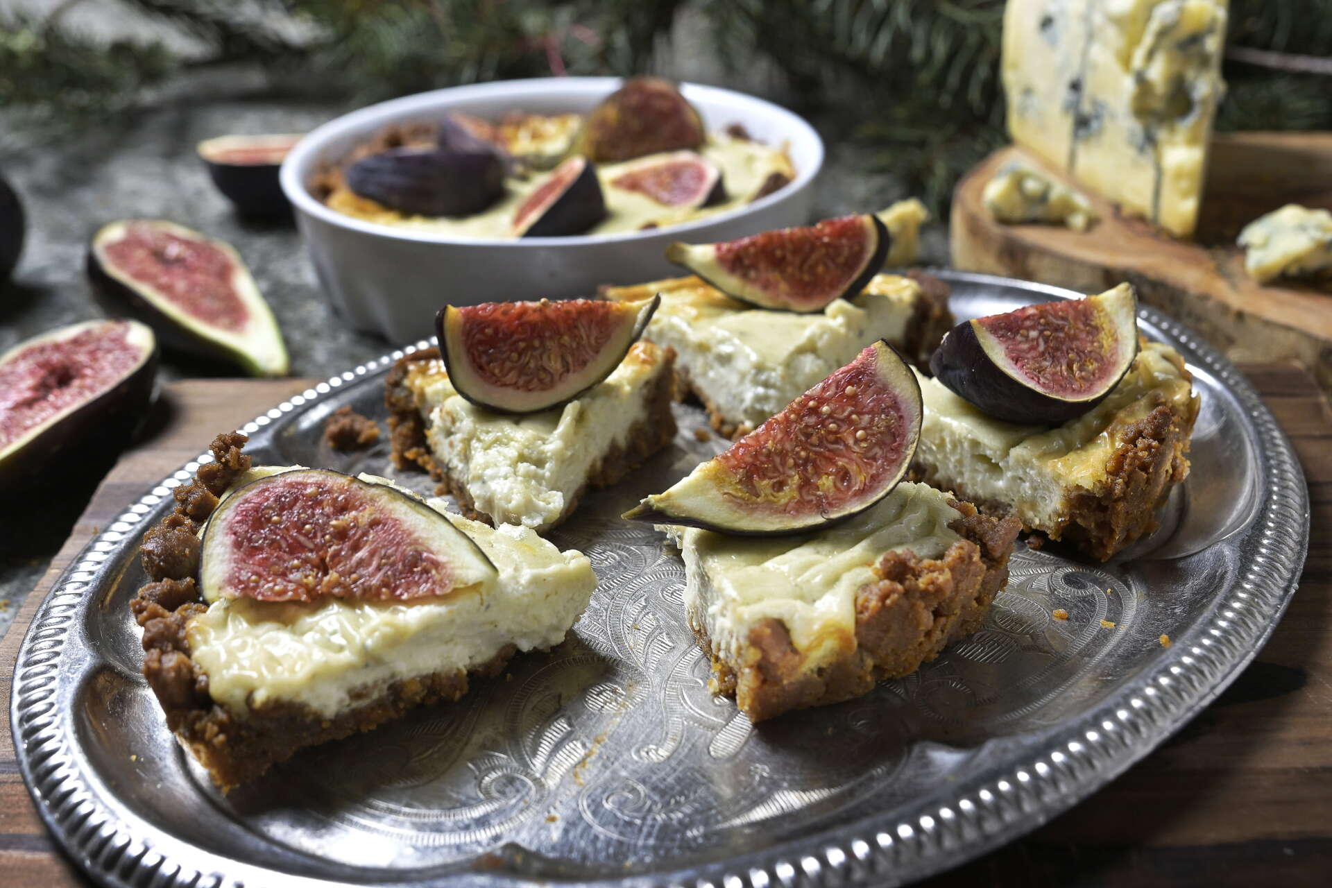 Pepparkakor och ädelost i en ny kombination parad med klassisk amerikansk cheesecake. Färska fikon gör pajen både elegant och spännande.