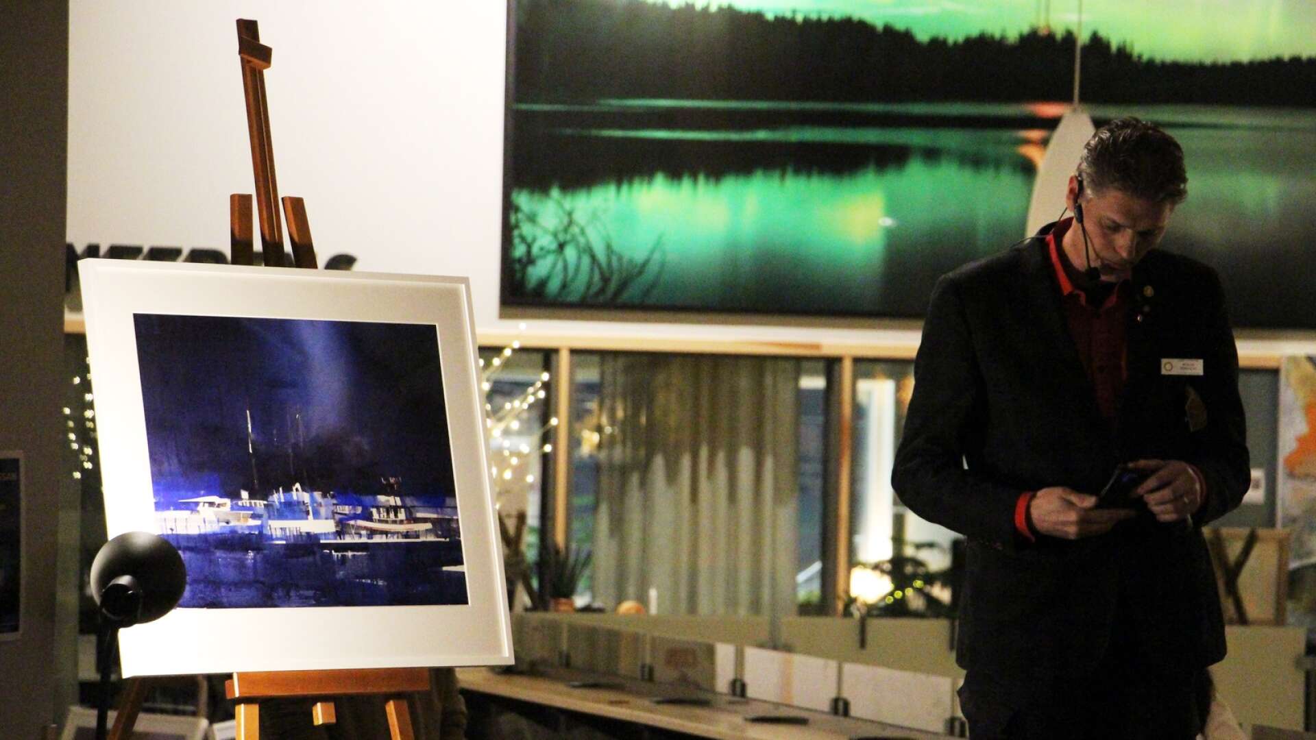 Kent Malmbergs konstverk var först ut under kvällens auktion. 