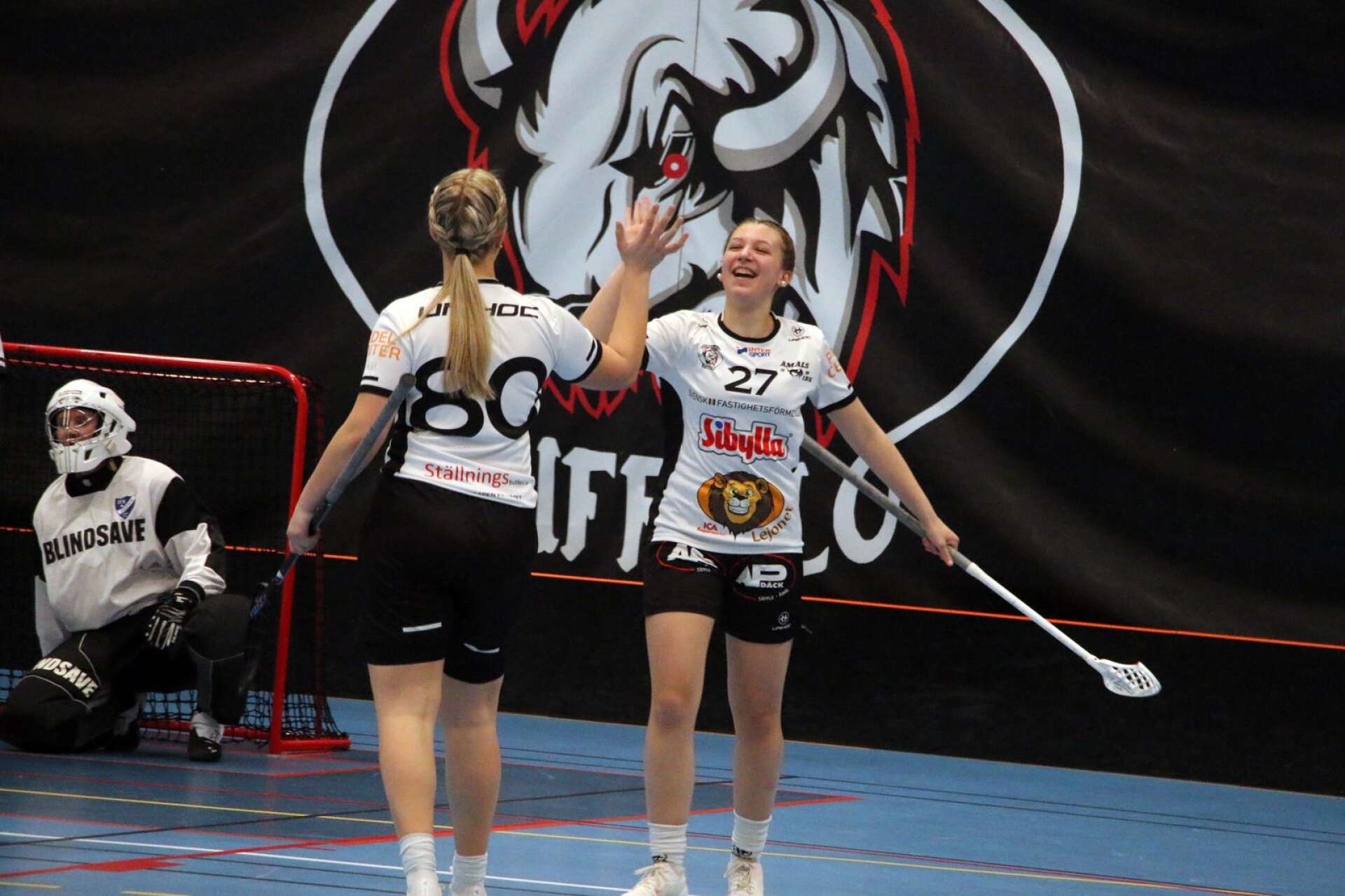 Alva Ömnehag gjorde målet som betydde 1–2 i första perioden. Här ger hon Cornelia Freed Hell en high five.
