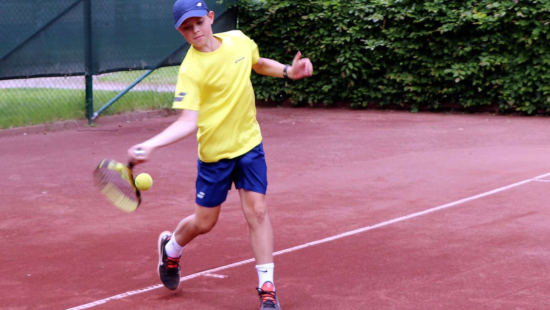 Gustav Andersson tränade inför tävlingen på Hjo Tennisklubbs planer i Hjo Stadspark 