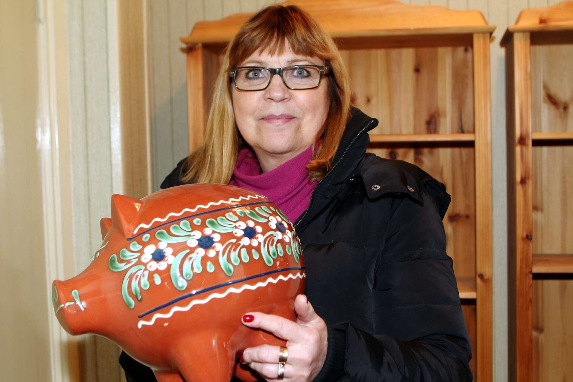 Birgitta Lundgren Pierre inför utställningen om Guldkrokens keramik