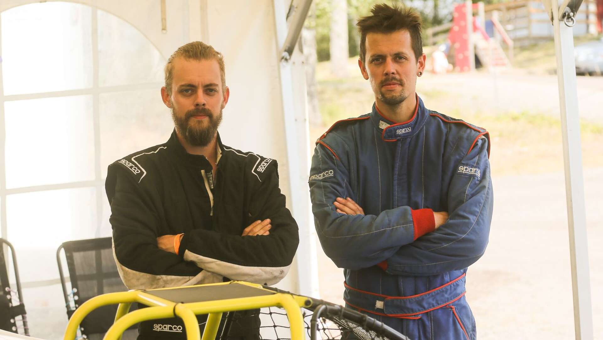 Bröderna Eriksson, till vänster Benny som körde sin tredje tävling denna helg med en god åttondeplats i B-finalen och till höger Fredrik, med lite mer rutin, som tar hem klassvinsten i 650cc-klassen.