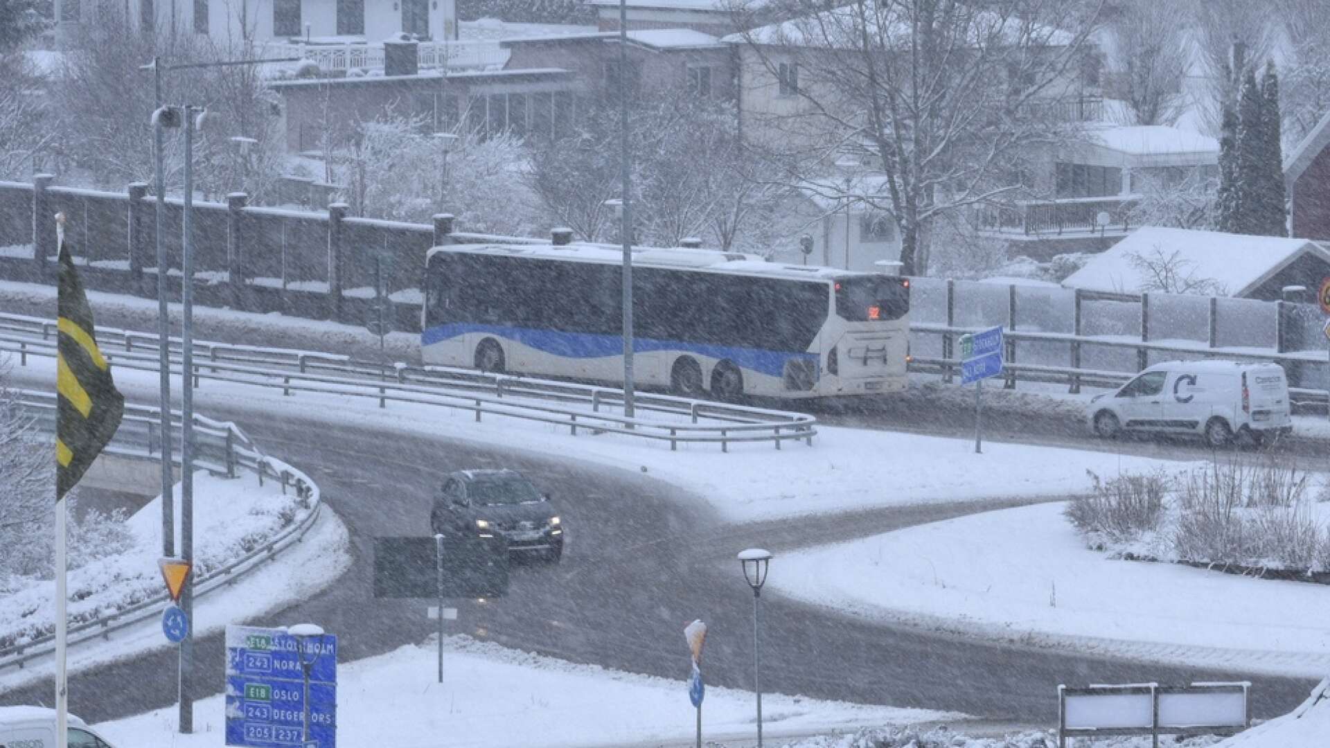 Vid 16:30-tiden på måndagen togs beslutet att ställa in Linje 500 mellan Karlskoga och Örebro.