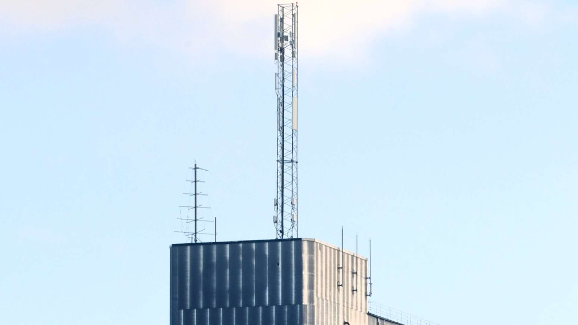 Mobilmasten på silon i Hjo är en av flera master i kommunen som utrustats med ny teknik och 5G-sändare i höst. Silomasten förser Hjo tätort med 5G-täckning från Telia. 