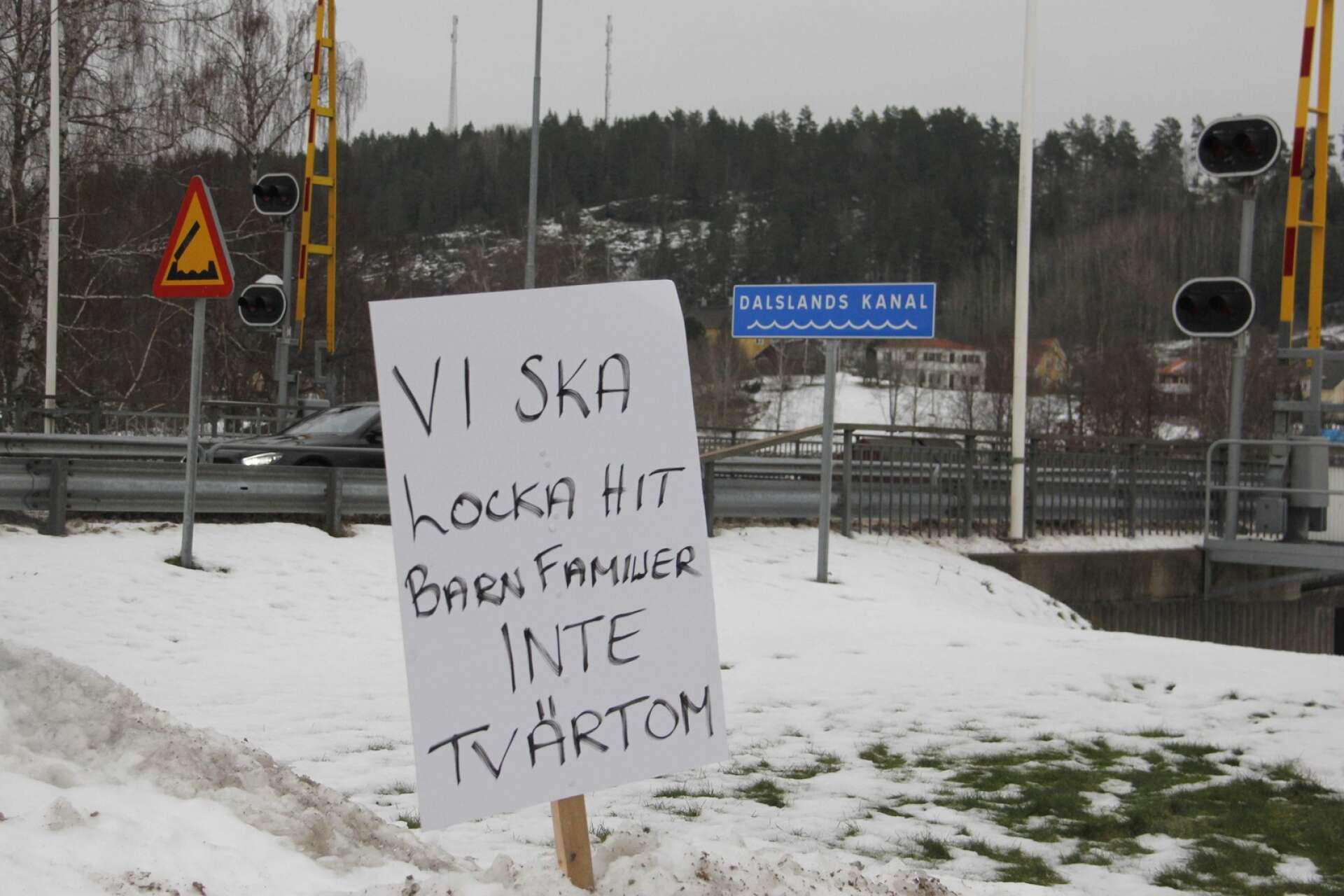 Demonstration mot nedläggning av Skåpafors förskola och Billingsfors fritids innan kommunfullmäktiges sammanträde i december.