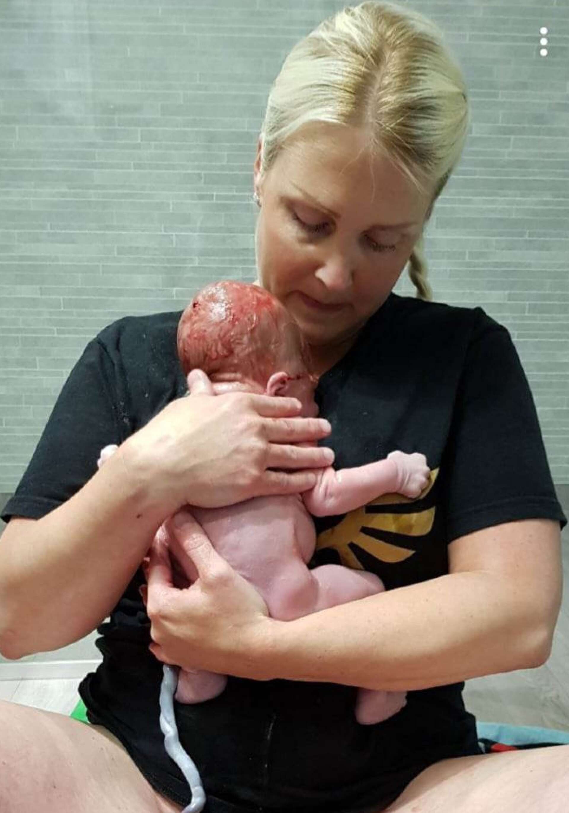 Två gånger har Helen Lindström fött barn hemma. ”Krystvärkarna körde igång direkt, jag tog mig ingenstans”. Det hela var över på en halvtimma. 
