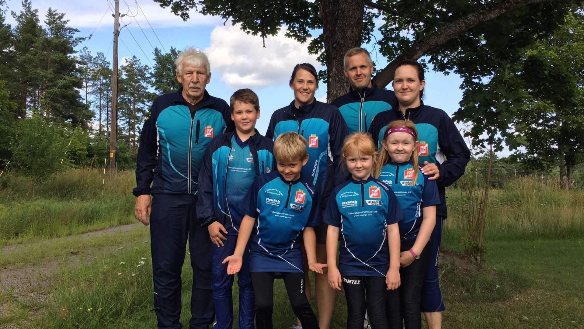 Familjen Lundin/Svensson samlad vid O-ringen. De är ett bevis på att orientering är en sport för alla åldrar.