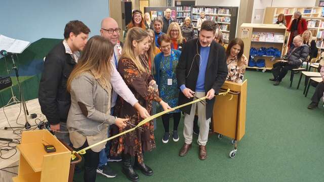 Kultur- och fritidsnämndens ordförande Robert Halvarsson (MP) fick hjälp av hela personalen när biblioteket officiellt återinvigdes efter renoveringen.