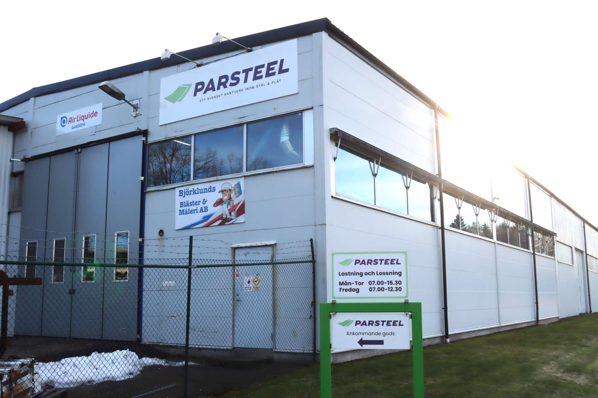 Parsteel bildades genom sammanslagning av Åmåls Stålkonstruktioner AB och Nilssons Plåtindustri AB.