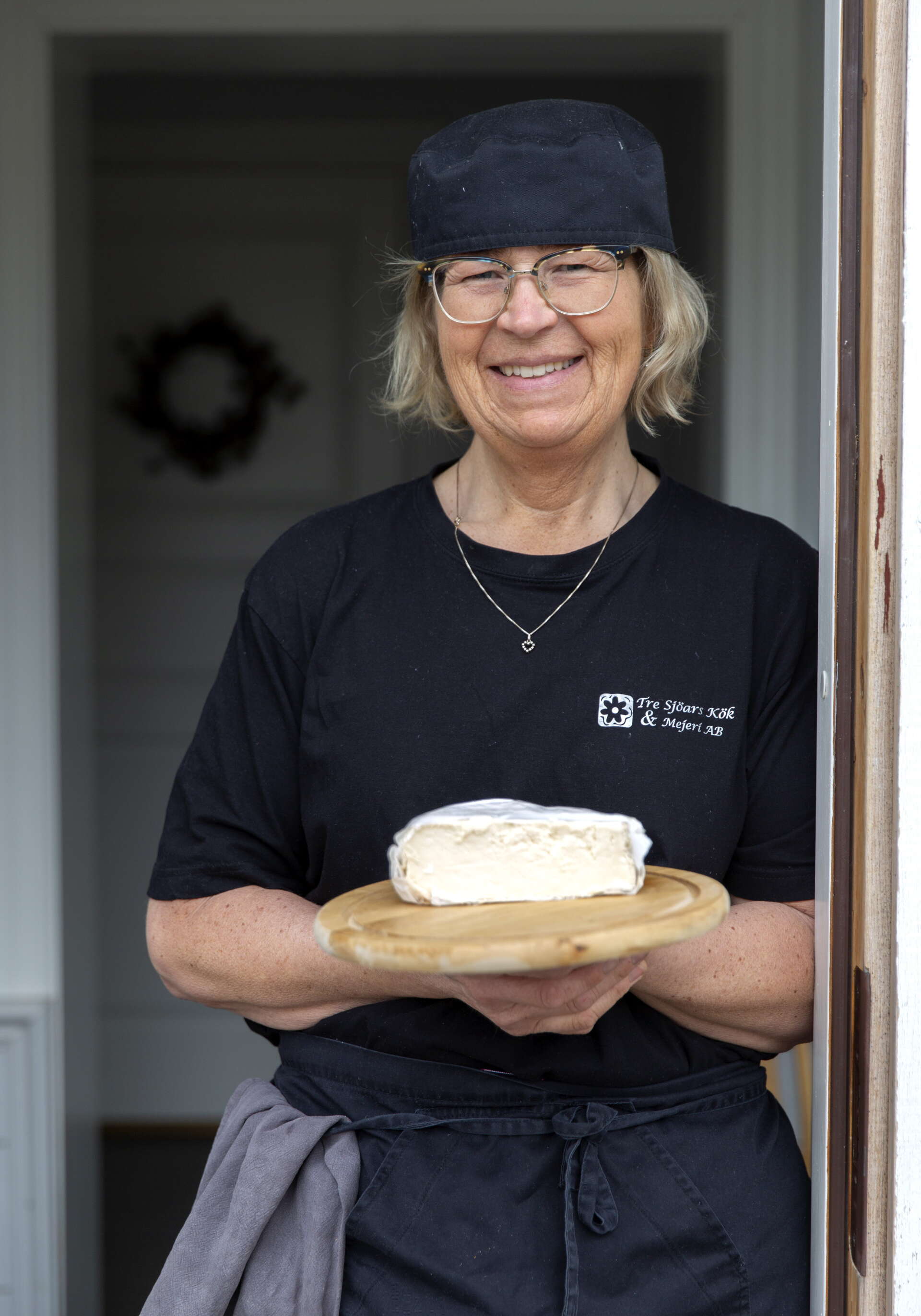 Maria Evaldsson gör ostar och säljer ägg från egna höns på Tre sjöars kök & mejeri utanför Nora. 