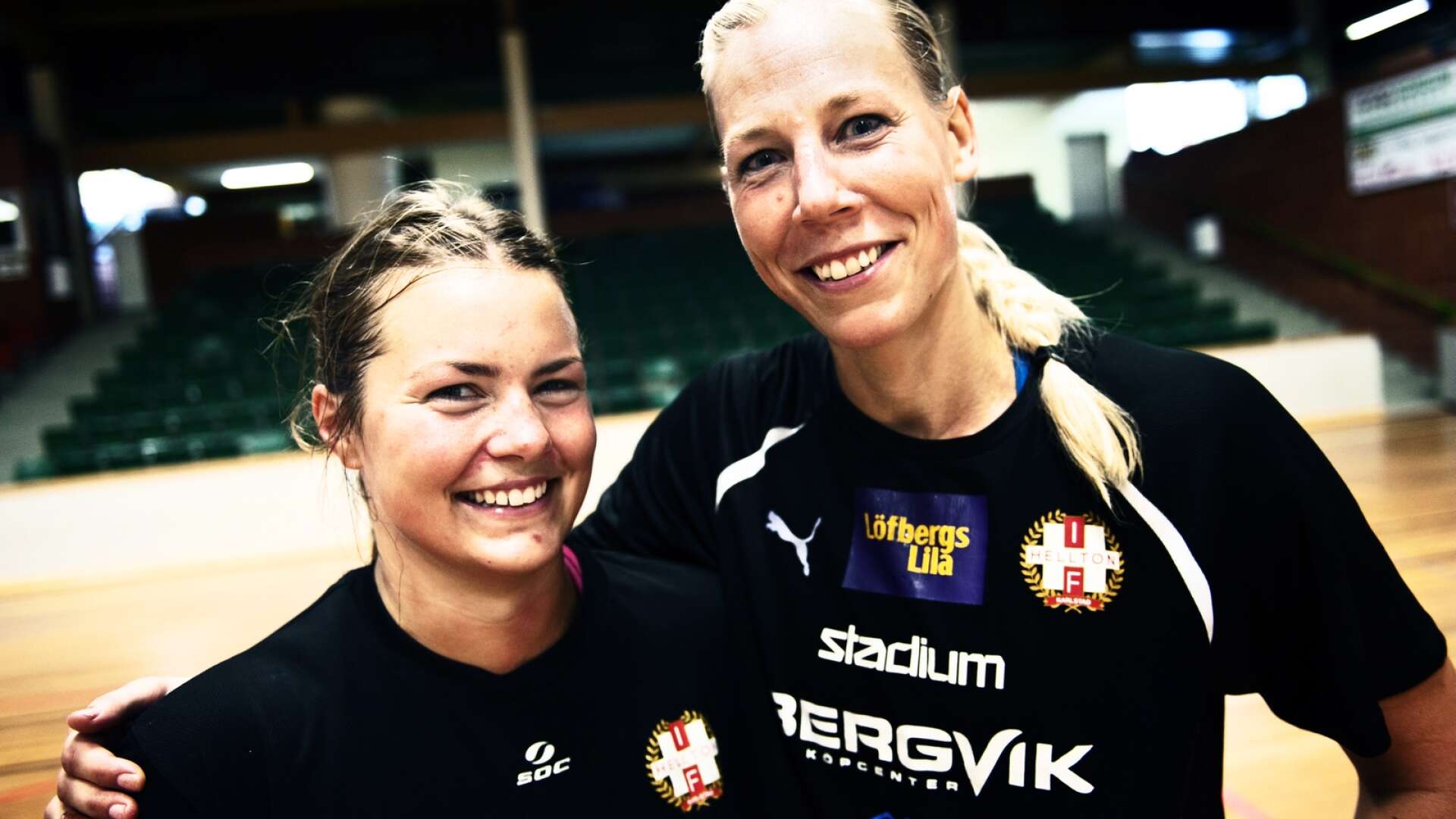 Karin Ullén och Linda Johansson har börjat träna handboll med Hellton. 