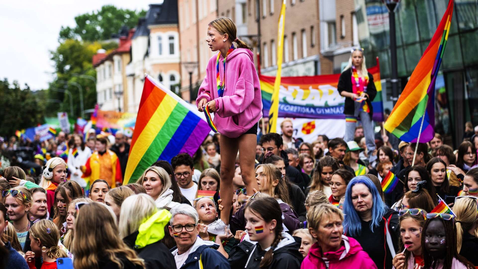 Bortåt 1 500 samlades för att pridemarschera genom Karlstad.
