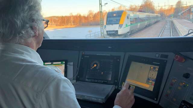 Lokföraren Sten-Inge Widlund saktar in för tågmöte vid Edane station. ”Det händer ofta att spårinformationen är fel och folk måste byta plattform när tåget kommer”, säger han. Bommar skulle öka säkerheten för resenärerna och förbättra arbetsmiljön för de som jobbar på tågen.