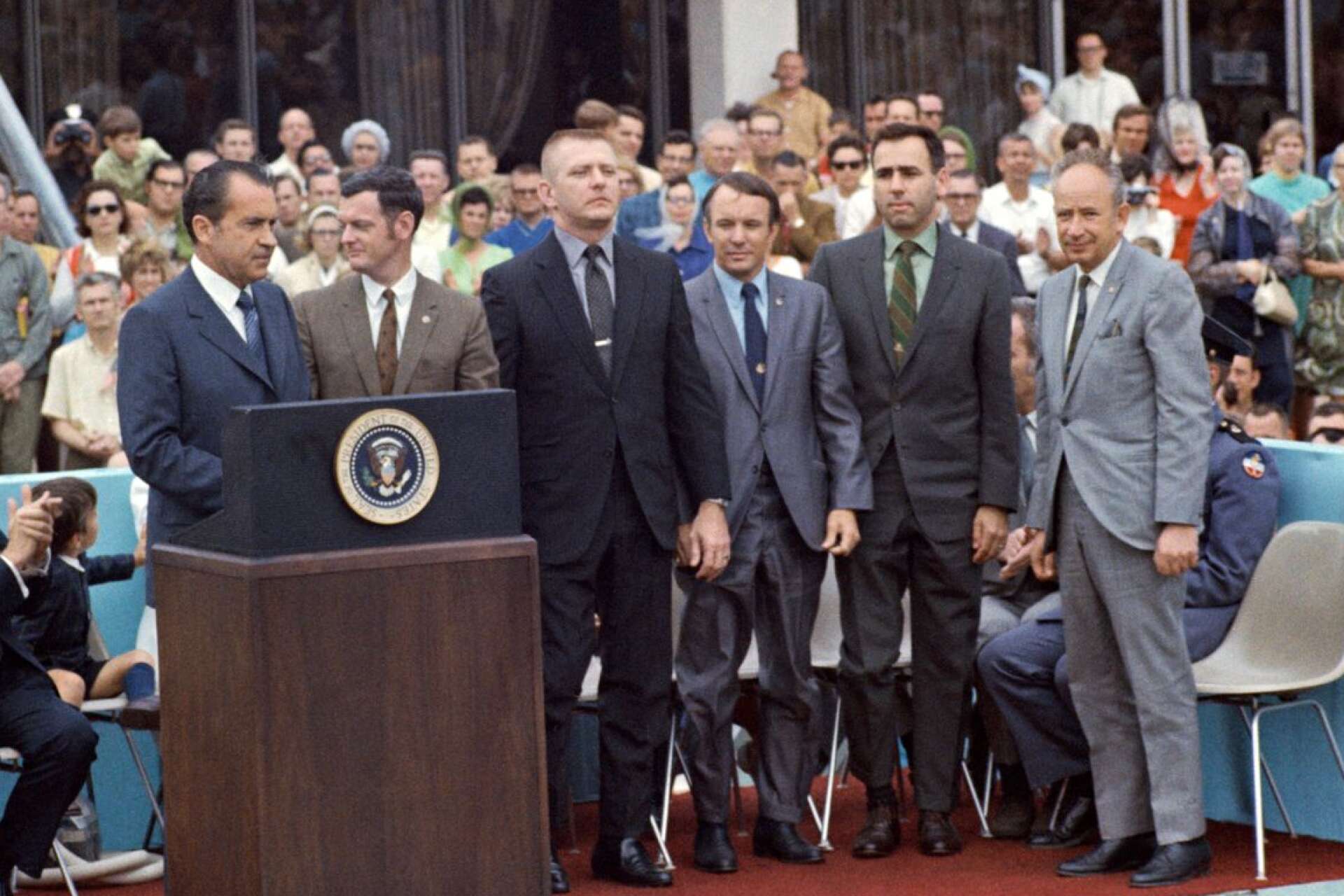 President Richard Nixon delar ut frihetsmedaljen till markkontrollen, representerad av flygledarna Glynn Lunney, Eugene Kranz, Gerlad Griffin och Milton Windler, samt chefen för flygoperationer Sigurd Sjoberg.