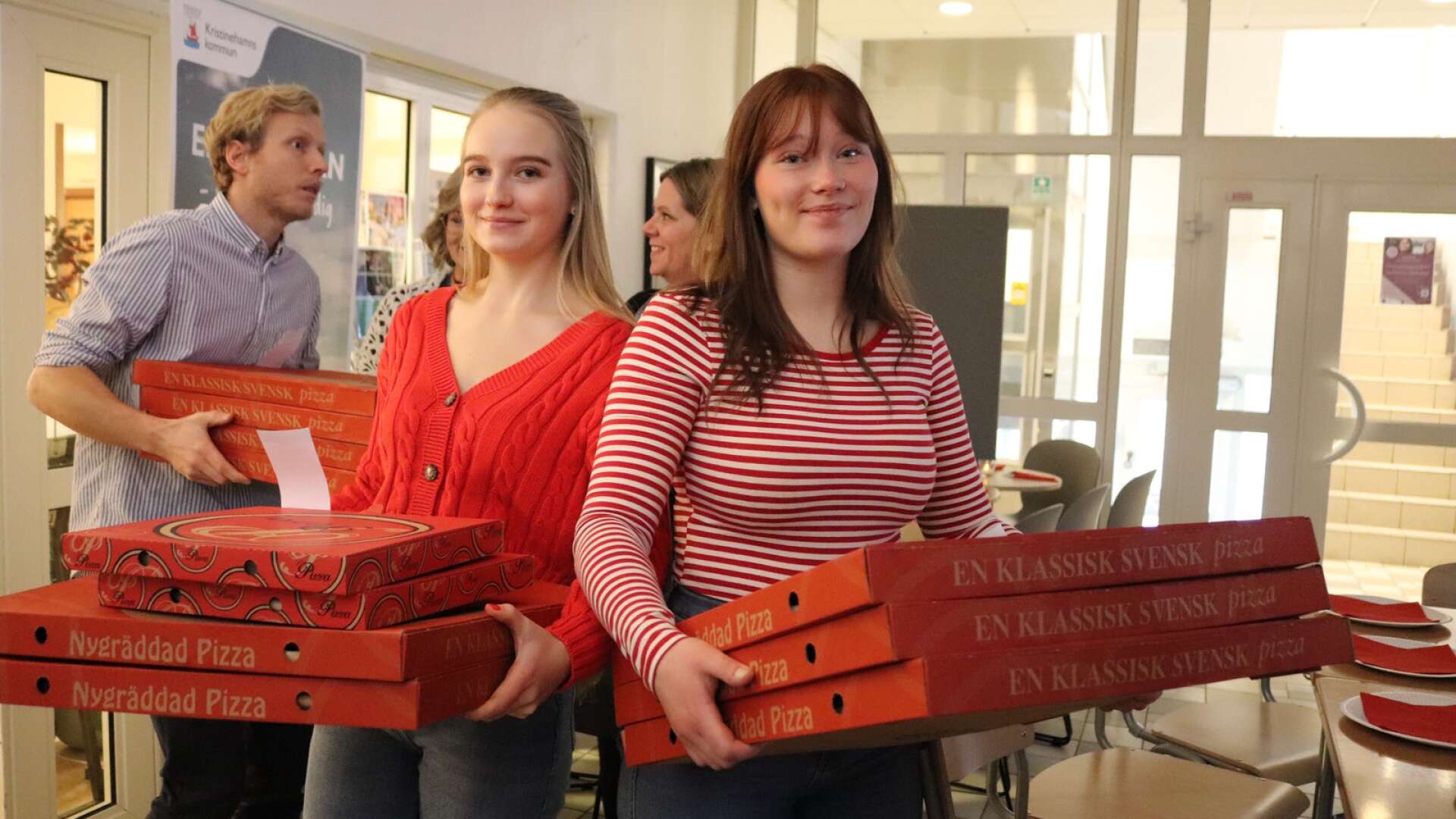 Alicia Henriksson och Isabell Nilsson från elevrådet hjälpte till att dela ut pizzor. 