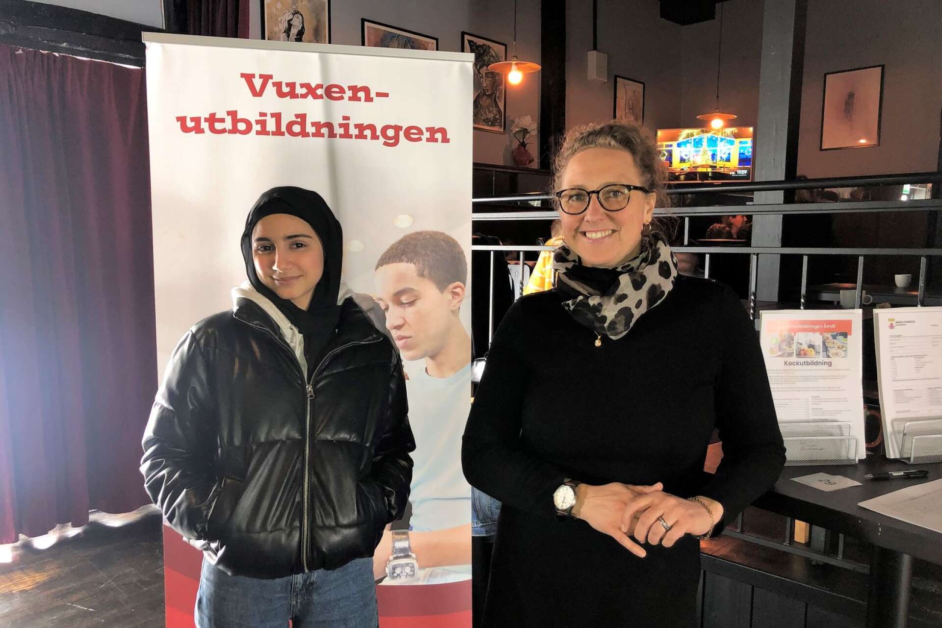 Karin Rolfsman från Vuxenutbildningen i Åmål kunde presentera en ny kockutbildning. Här tillsammans med Rama Alasaad (till vänster).