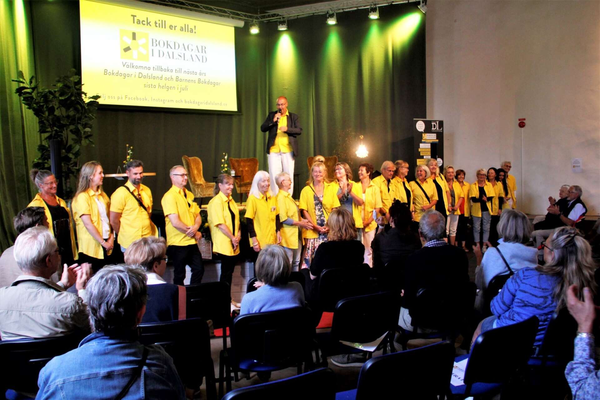 Alla närvarande medarbetare i lättigenkännliga gula skjortor tackades för sitt arbete av verksamhetsledaren Victor Estby.