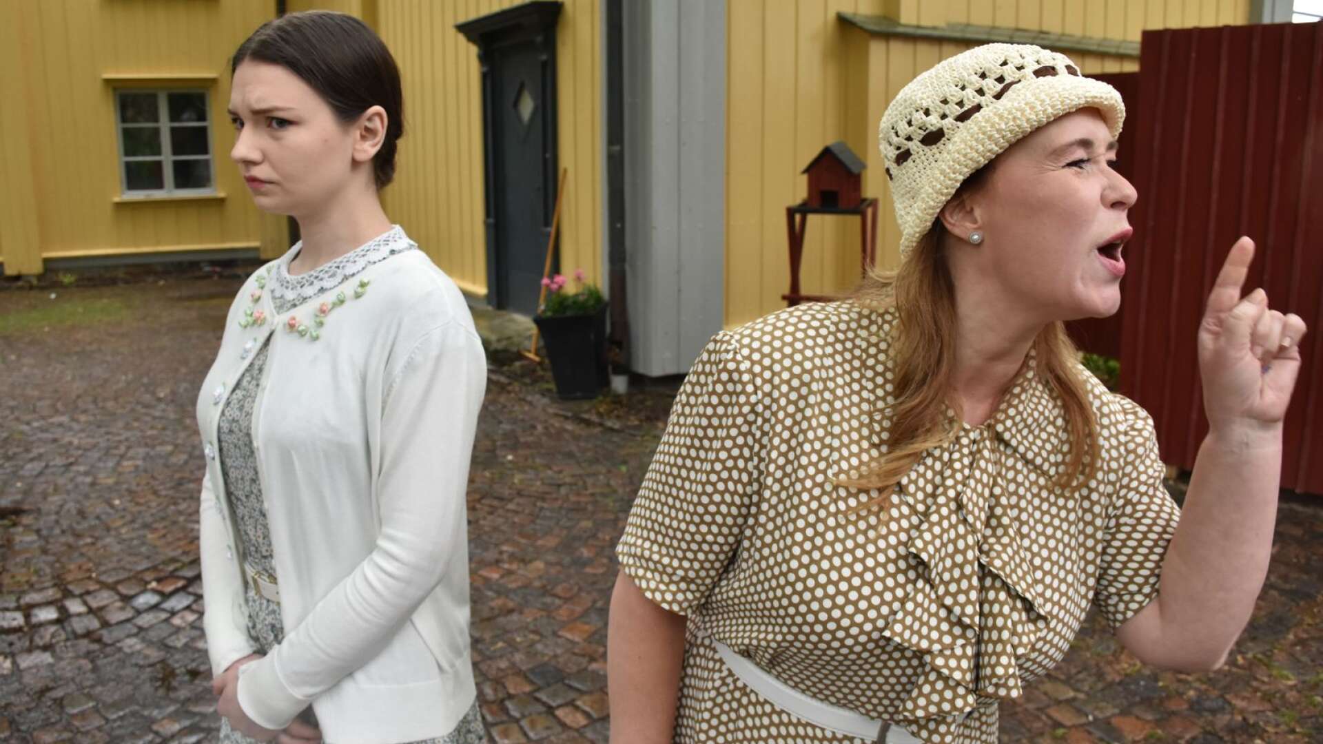 Annika Larsson spelar hemmafrun Aurore och Ida Blom flickan Maj-Britt. 