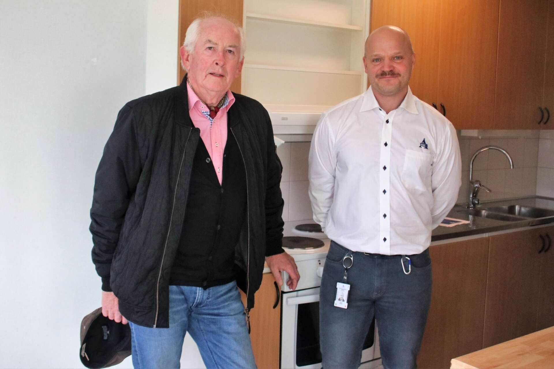 Göran Torkildsson guidas på en rundtur av Åkabs förvaltningsassistent Robert Ackerblad.