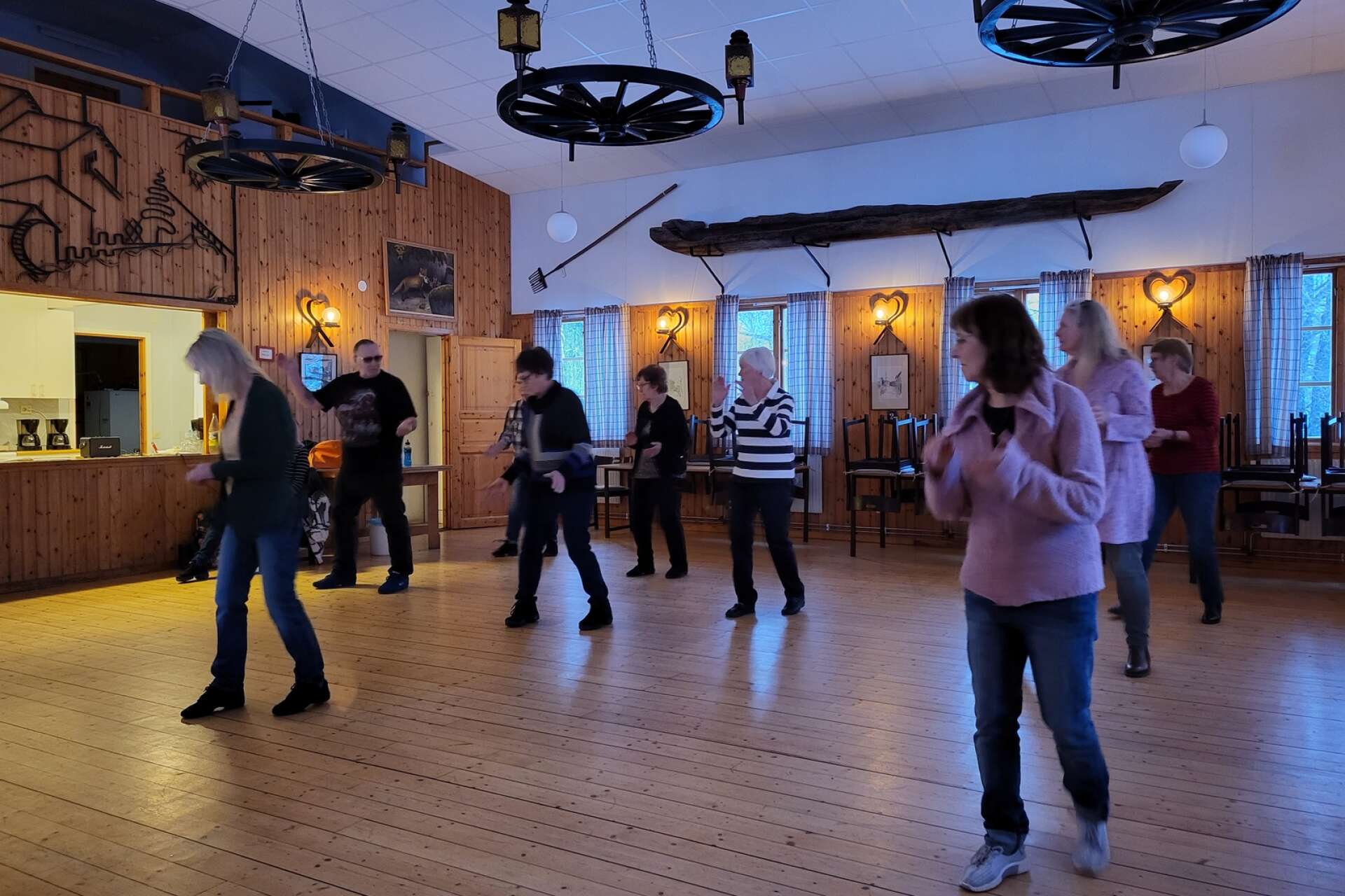 Varje tisdag dansas det linedance på Munkebergslogen i Filipstad. 