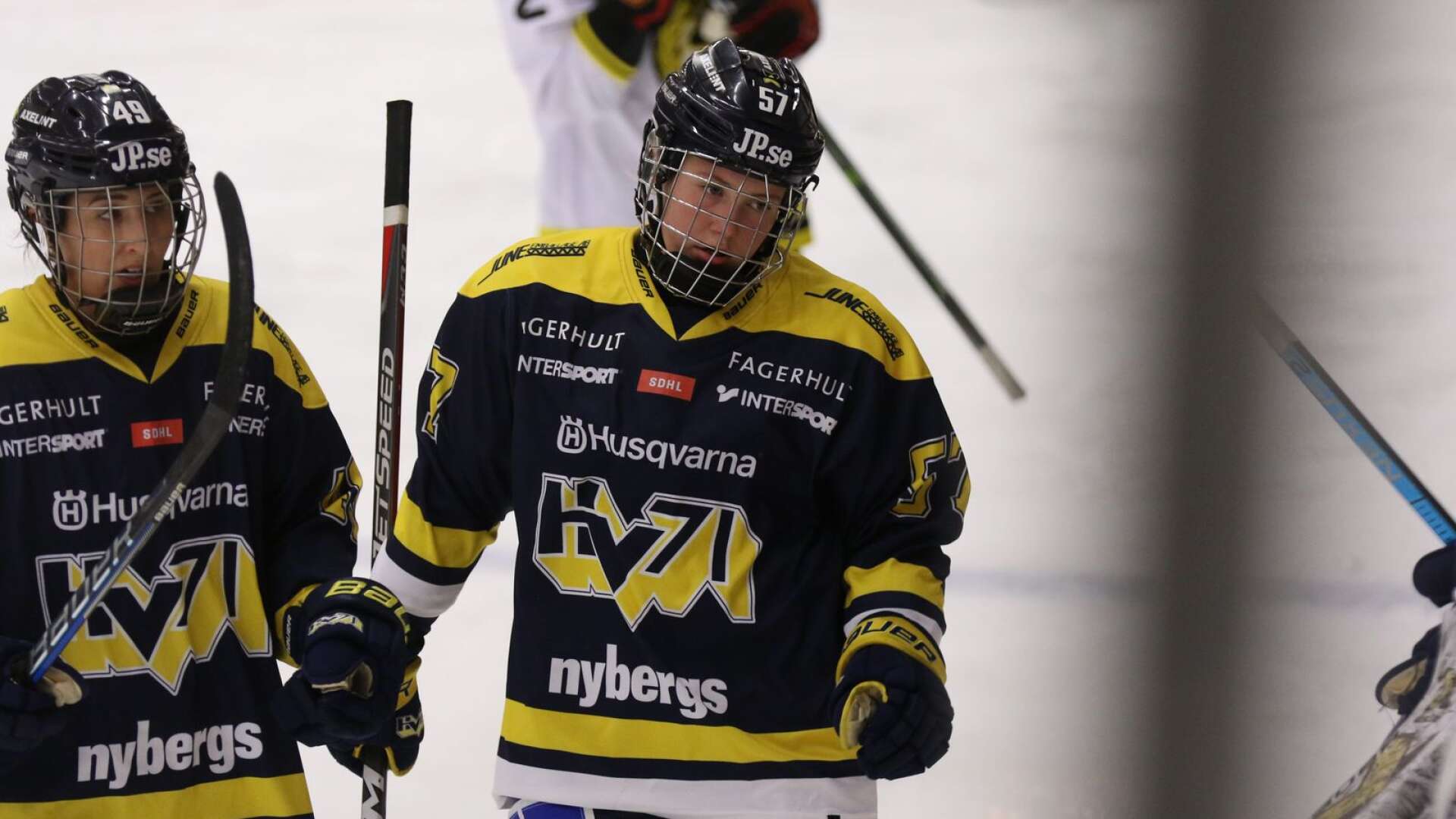Skövdetjejen Lina Ljungblom är tillbaka efter sin skada. Hon har spelat i alla HV71:s matcher efter nyår. Det blev en ny seger i bortamötet med Djurgården.