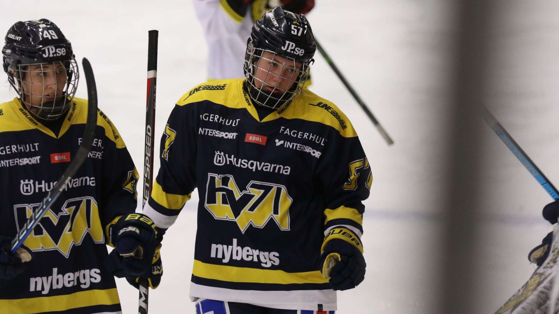 HV71 med bland andra Skövdetjejen Lina Ljungblom i laget möter Leksand i SM-kvartsfinalen och är klar favorit till avancemang i slutspelet.