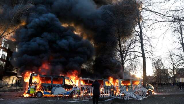 Polisbussar i brand i Örebro under upploppen på långfredagen.