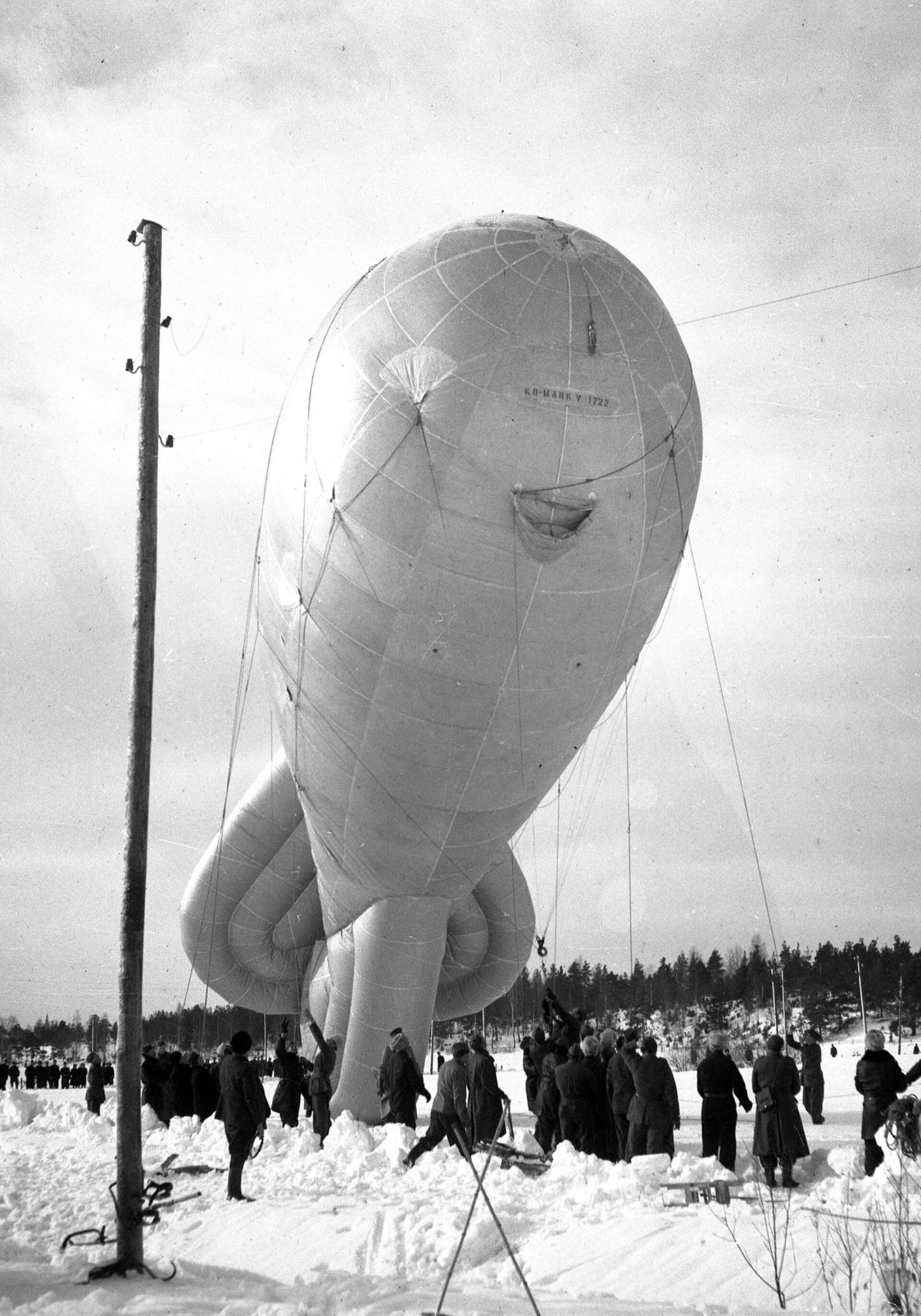Spärrballonger användes som luftskydd mot lågt flygande plan under kriget. Tanken var att planen skulle trassla in sig i vajrarna under ballongen och därför tvingas upp på högre höjder. Bland annat fanns spärrballonger över Boforsindustrierna i Karlskoga under andra världskriget.