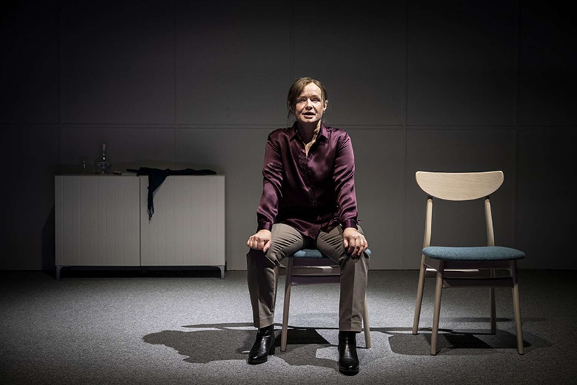 Maria Kulle är ensam skådespelare på scenen när Christina Herrströms uppmärksammade bok Ödeläggaren blivit teater. Nu väntar ett besök i Karlstad.