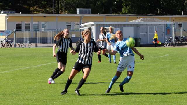 Vikens damer besegrade Bovall-Hunnebo med 9–0 och gick upp i serieledning. Herrestads AIF, här i 0–0-matchen mot Viken på Rösvallen, hjälpte Åmålslaget i helgen, genom att besegra serieledande Bullaren. Edith Gustafsson gjorde två mål för Viken.