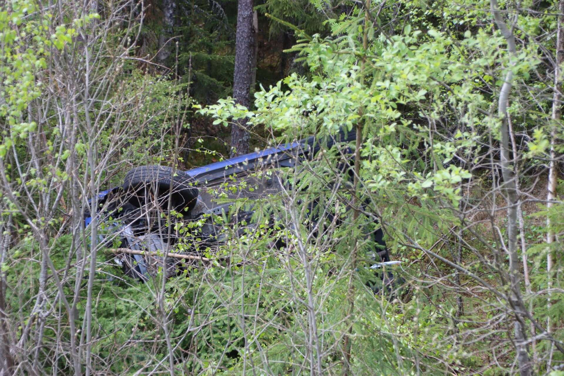 Bilen voltade av vägen och hamnade på taket inne i skogen.