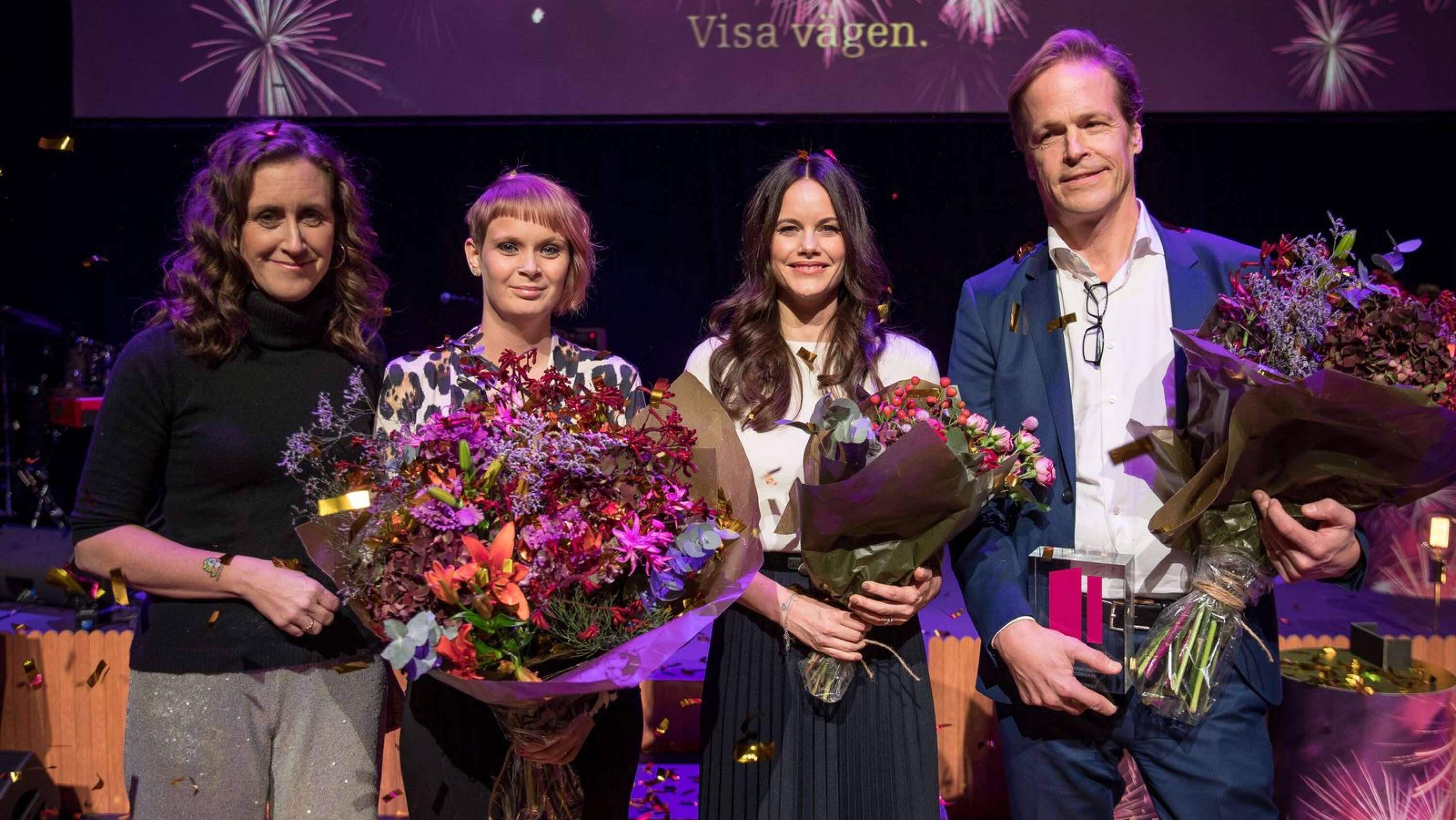 Joanna Halvardsson omgiven av Hanna Stjärne, vd SVT och prinsessan Sofia och Christian Kinch, vd Bactiguard.