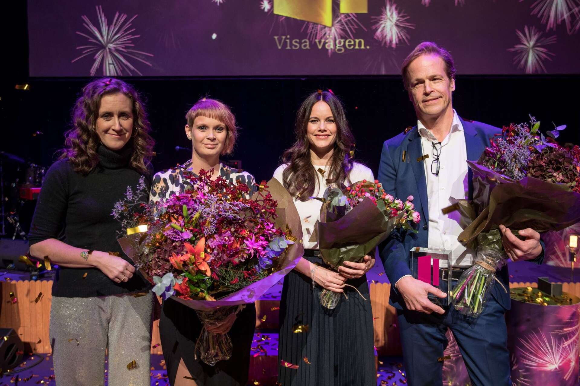 Joanna Halvardsson omgiven av Hanna Stjärne, vd SVT och prinsessan Sofia och Christian Kinch, vd Bactiguard.