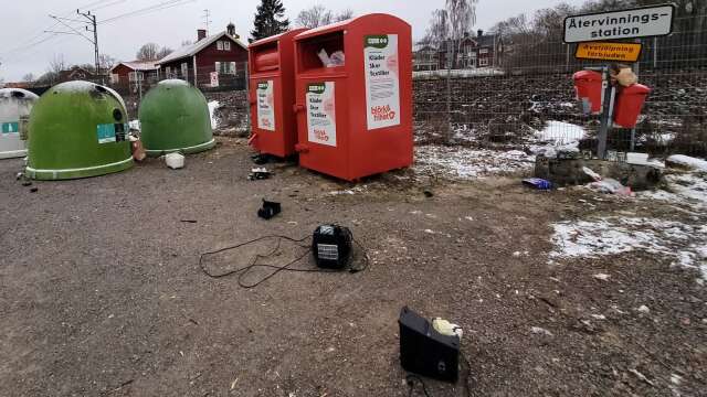 Mängder av skräp hade under helgen dumpats vid återvinningsstationen på Måkeberg i Åmål. Bland annat batterier och en sönderslagen dammsugare.