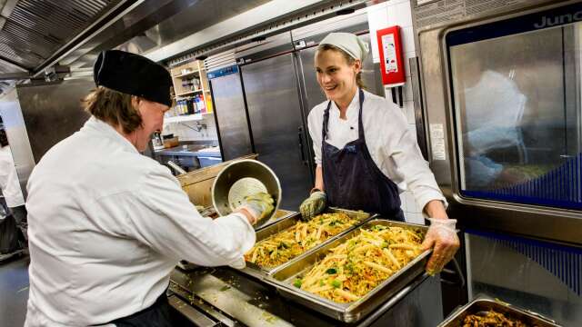 Flyktingar som ska lära sig svenska kommer i höst kommer kunna utbilda sig inom storkök och restaurang. Arkivbild. 