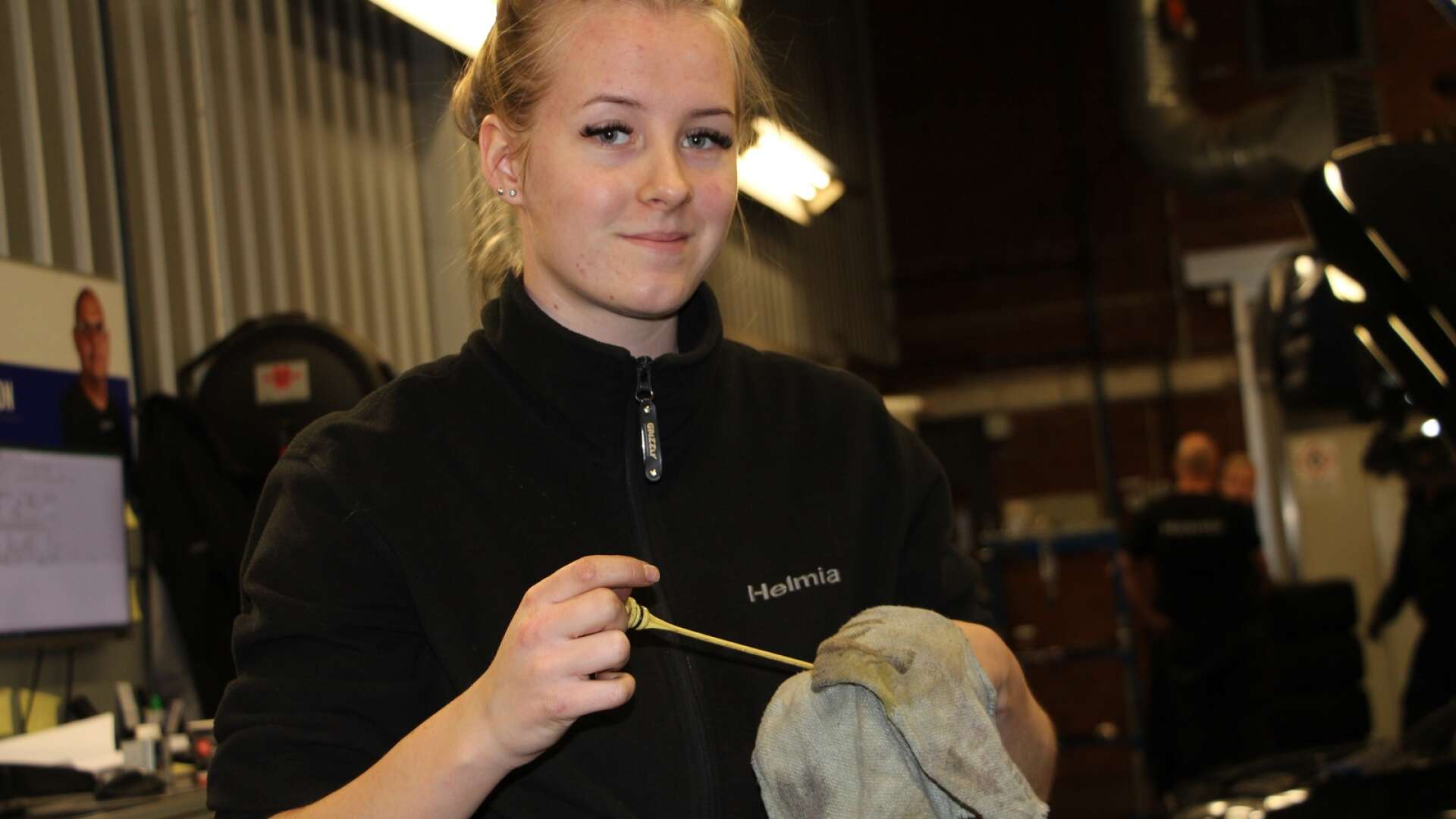 Elin Edgren är personlig servicetekniker på Helmia i Karlskoga. Hon konstaterar att det gäller att ha lite skinn på näsan i yrket.