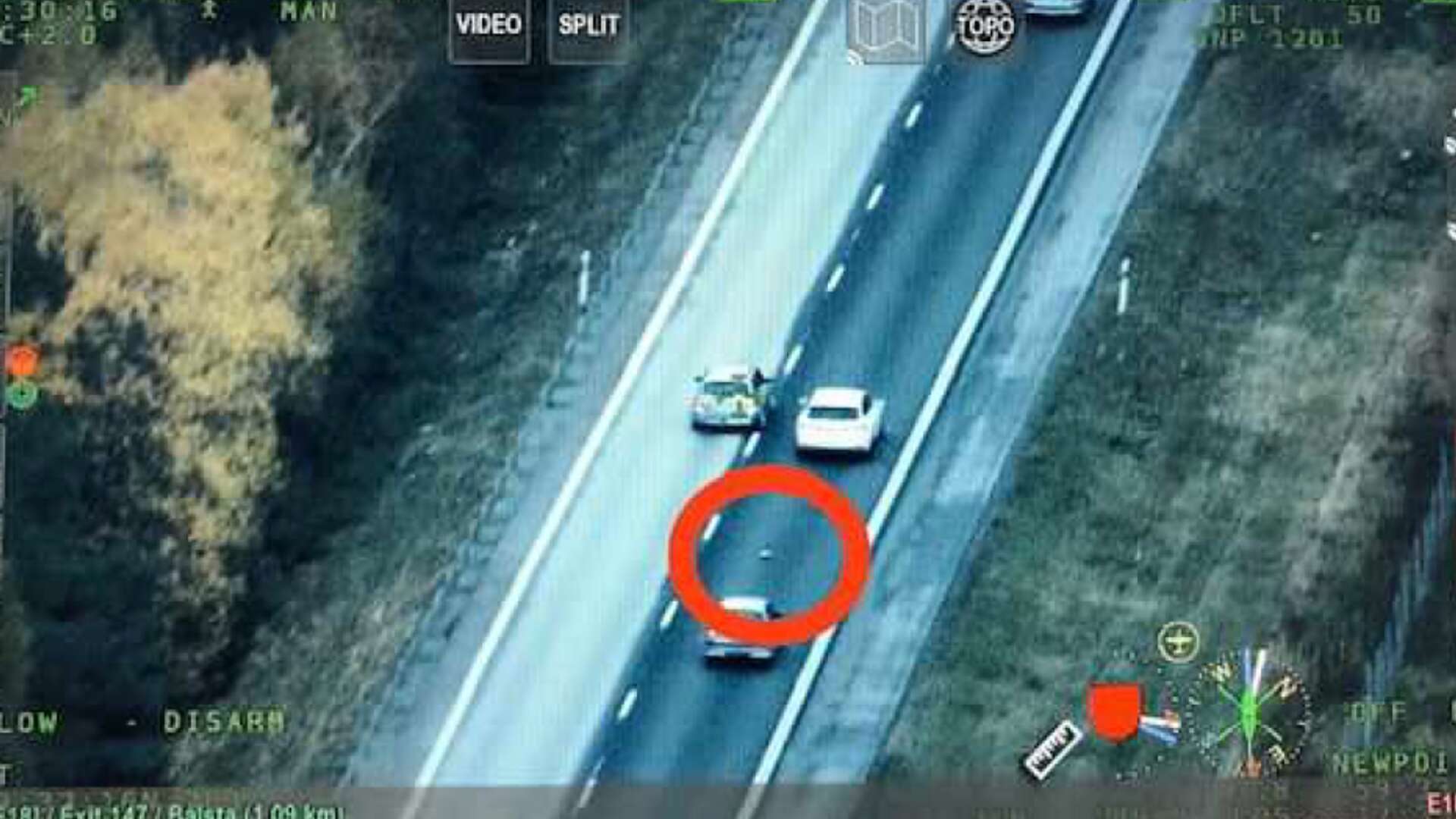 En helikopter filmade Karlstadsbornas vansinnesfärd på E18 när de kastade ut påsen med amfetamin från bilen.